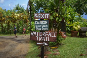 maui road to hana tips signs